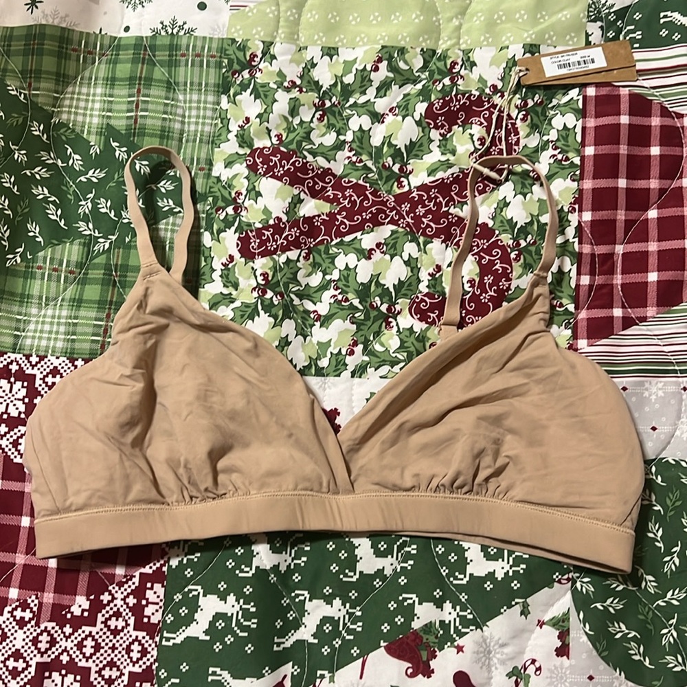 Skims M Wireless Bra Bralette Triangle NWT ——> New With Tags